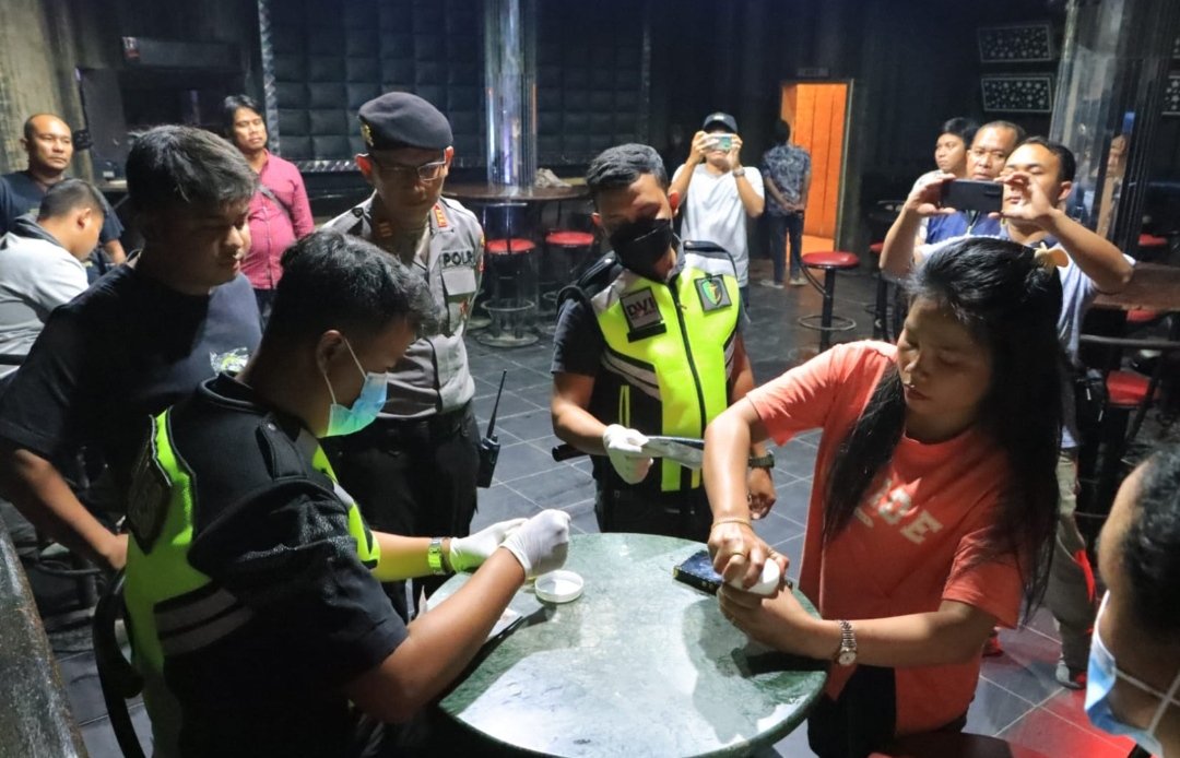 Cegah Kejahatan: Satpol PP Bersama Polres Labuhanbatu Lakukan Razia di Tempat tempat Hiburan Malam