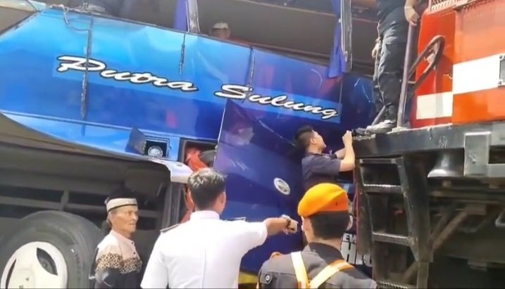Mengerikan, Satu Unit Bus Tertabrak Kereta Api di OKU Timur Sumsel
