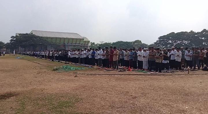 Ratusan warga Karanganyar Berjamaah Sholat Istisqa Minta Hujan