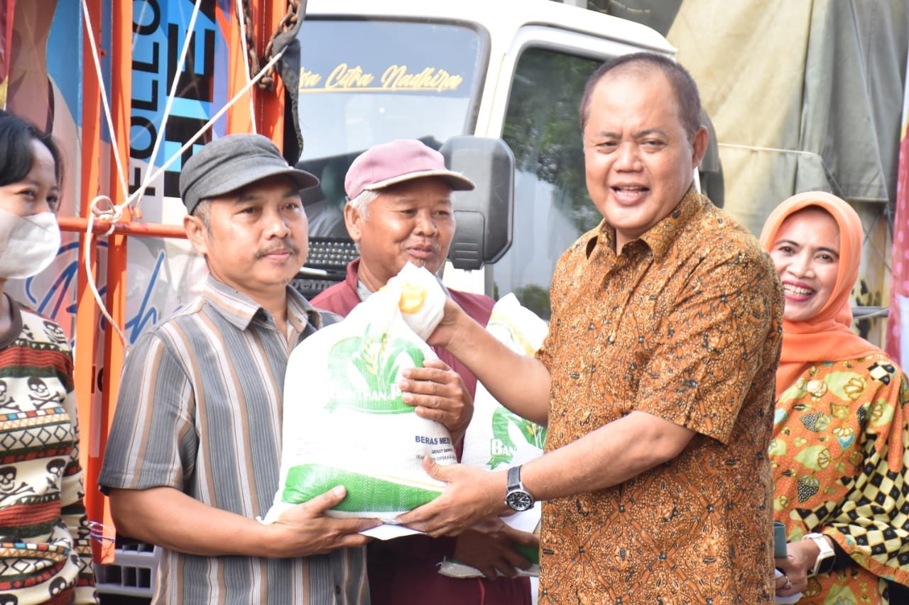 Tekan Lonjakan Harga Beras, Bulog Salurkan Bantuan Beras ke 70.592KPM di 17 Kecamatan Se Kabupaten Karanganyar