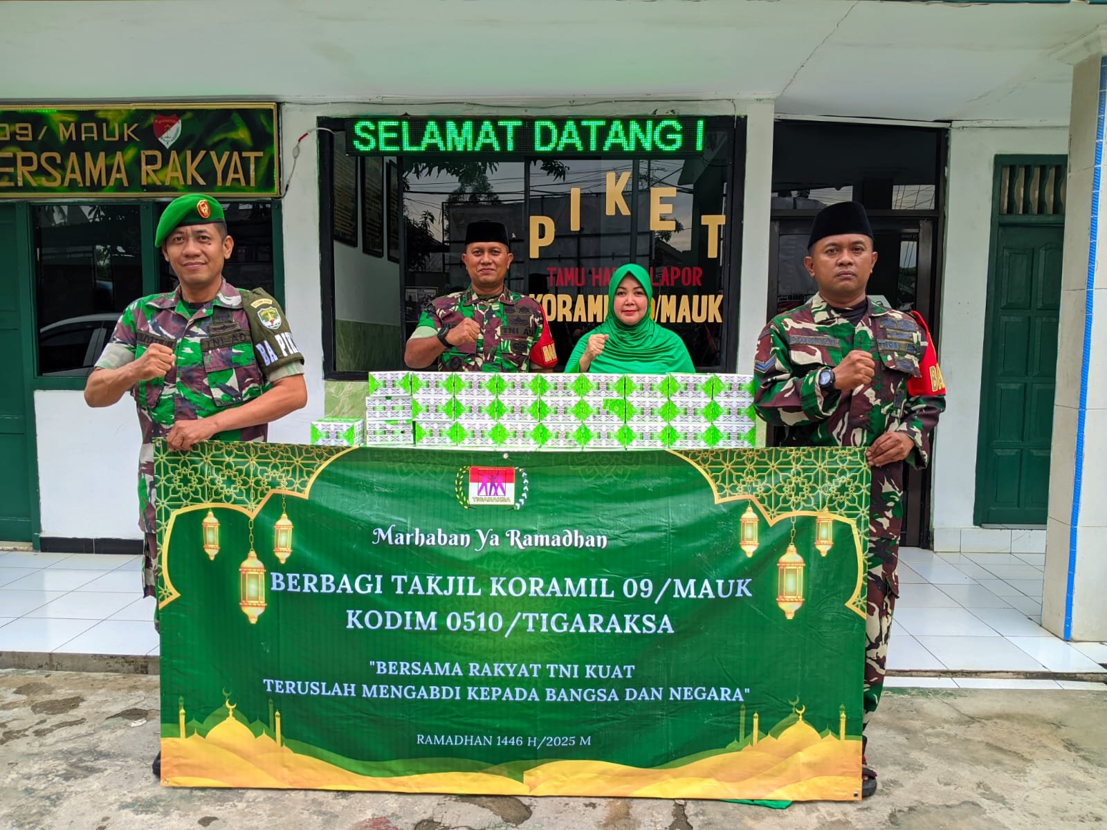 Danramil Mauk Bagikan Takjil Minggu Terakhir Bulan Ramadan