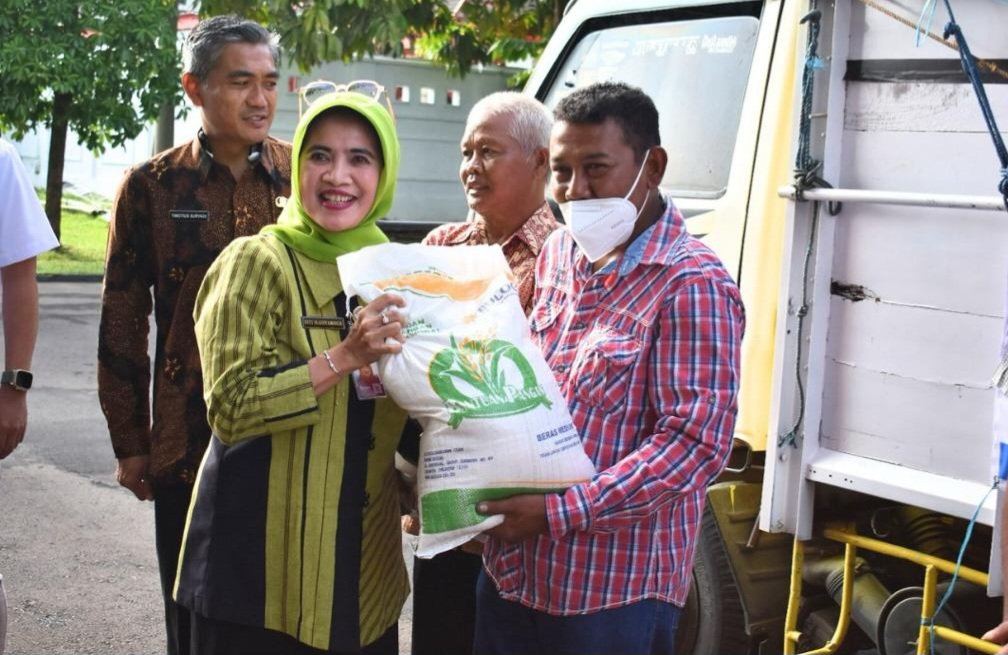 Pemkab Karanganyar Distribusikan 738.720 Ton Beras Bantuan Untuk Masyarakat Miskin