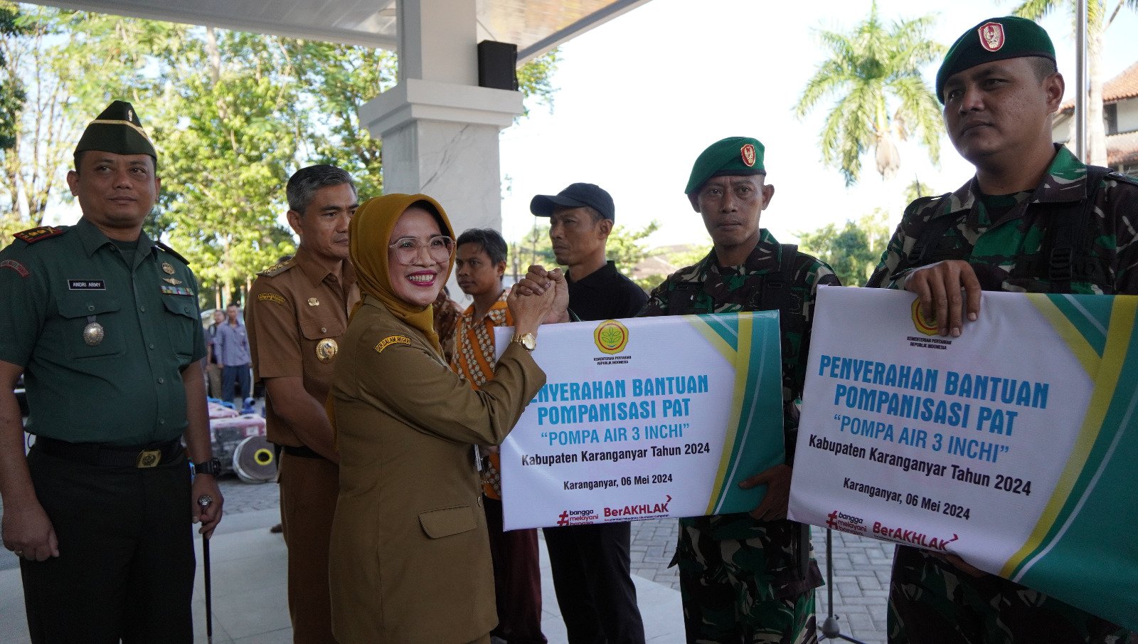Pemkab Karanganyar Bagikan Pompa Air 41 Buah Untuk Petani dan Kelompok Tani