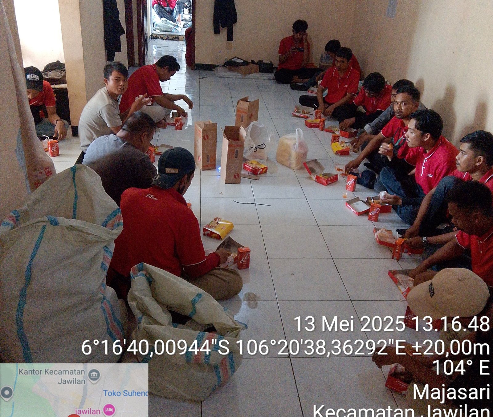 Pentingnya Keselamatan dan Semangat Tim, Pimpinan JNT Cikande Harendong Gelar Makan Siang Bersama Kurir