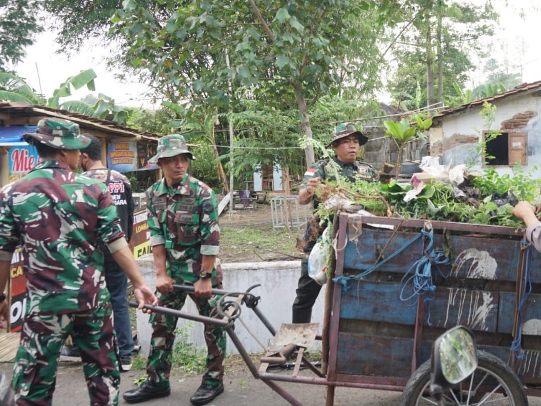 Kodim 0727 Karanganyar Adakan Bersih-Bersih Kali dan Penghijauan Untuk Antisipasi Bencana Alam