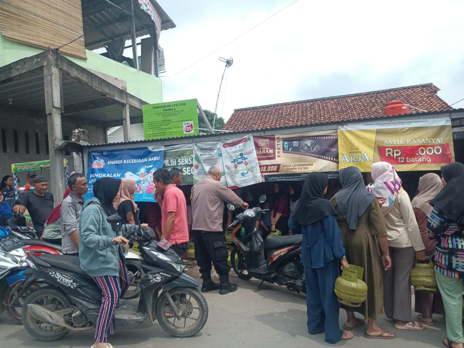 Warga Karang Tengah Antre untuk LPG 3 Kg, Babinkamtibmas Polsek Babakan Madang Pastikan Penyaluran Tertib