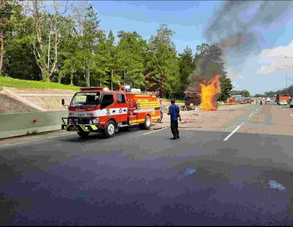 Mobil Truk Tangki Terbakar di Jalan Tol Jakarta-Merak