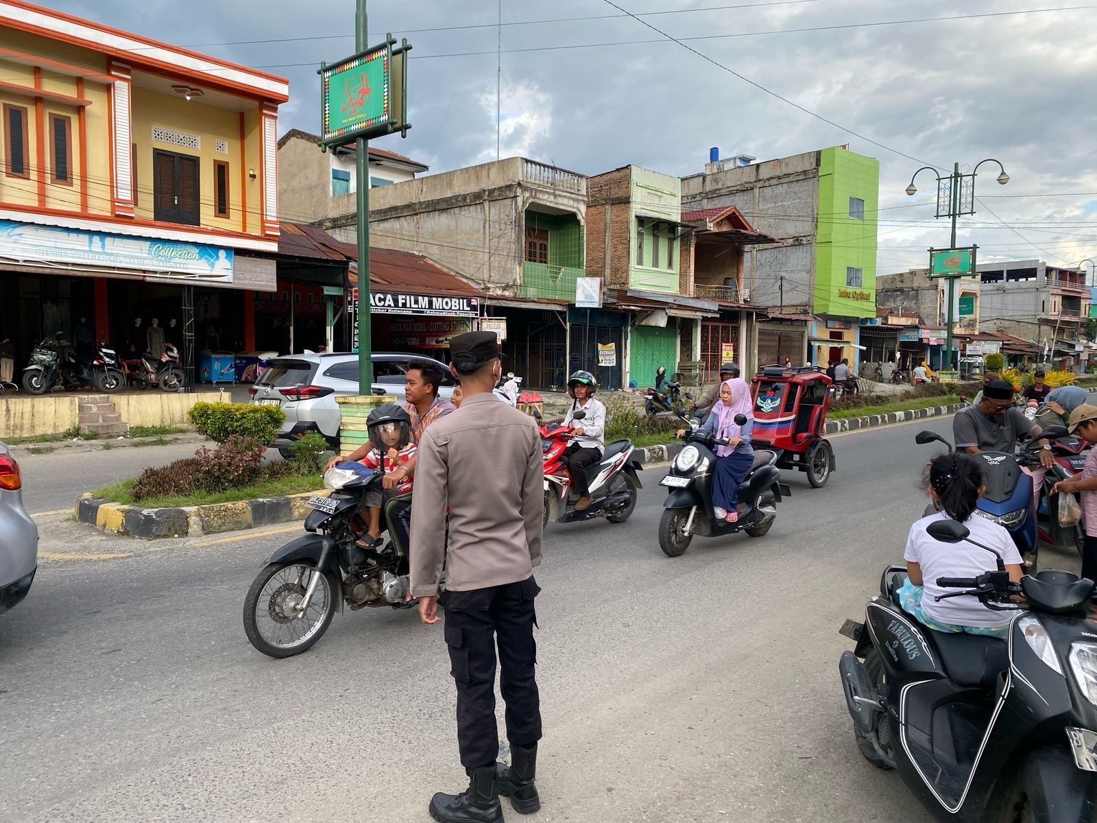Personel Polres Aceh Tenggara Atur Lalu Lintas di Setiap Persimpangan Kota Jelang Berbuka Puasa