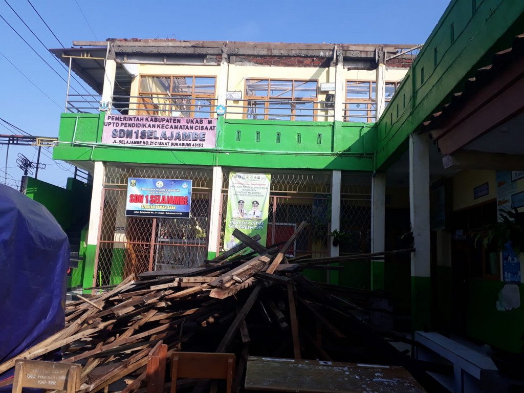 Proyek Rehabilitasi Ruang Kelas Sekolah SDN Selajambe 1 Cisaat Sukabumi Diduga Mangkrak Dalam Pengerjaaan