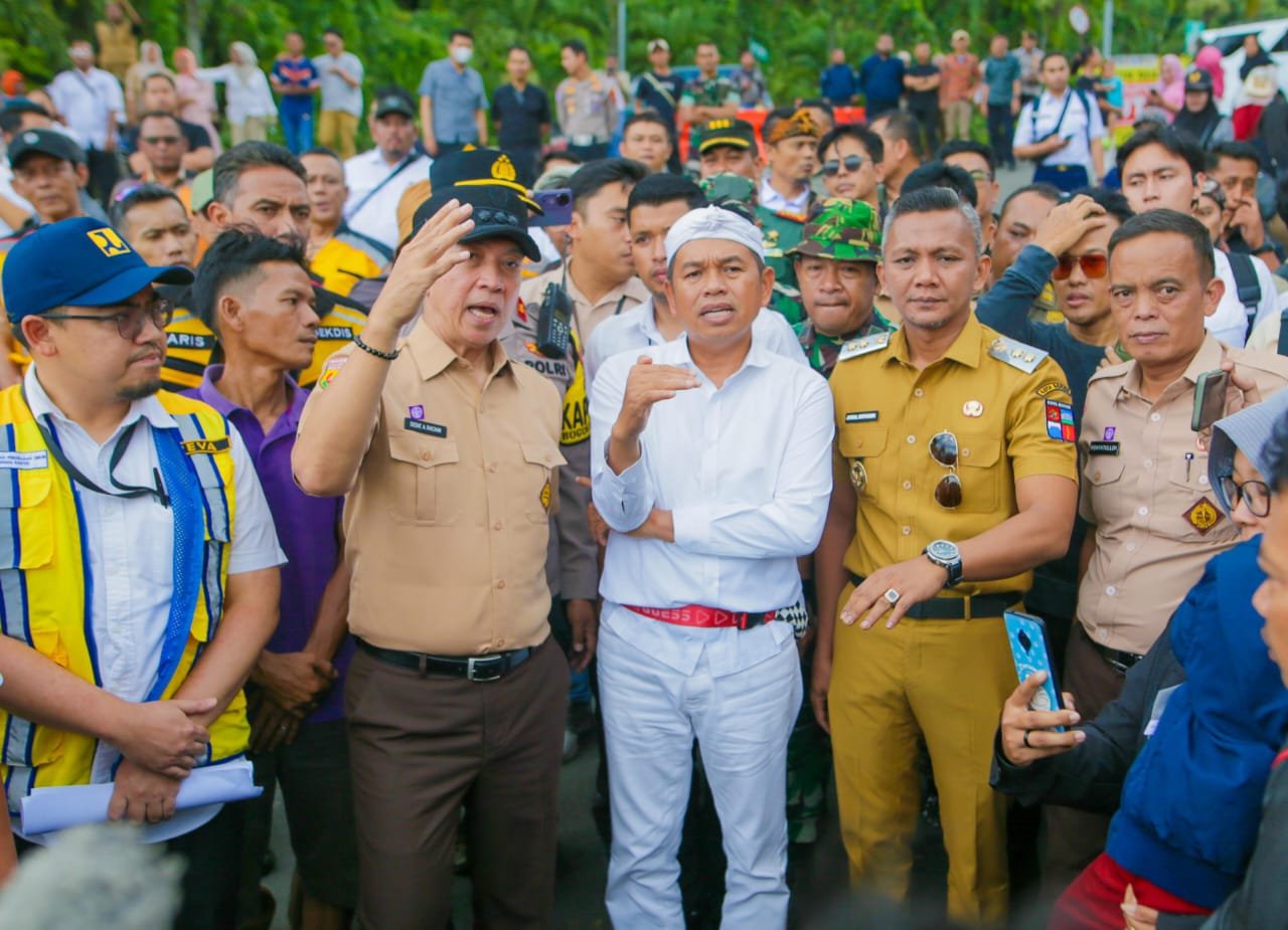 Gubernur Jabar Tinjau Longsor di Batutulis, Jalan Akan Dipindah dan Kawasan Direvitalisasi