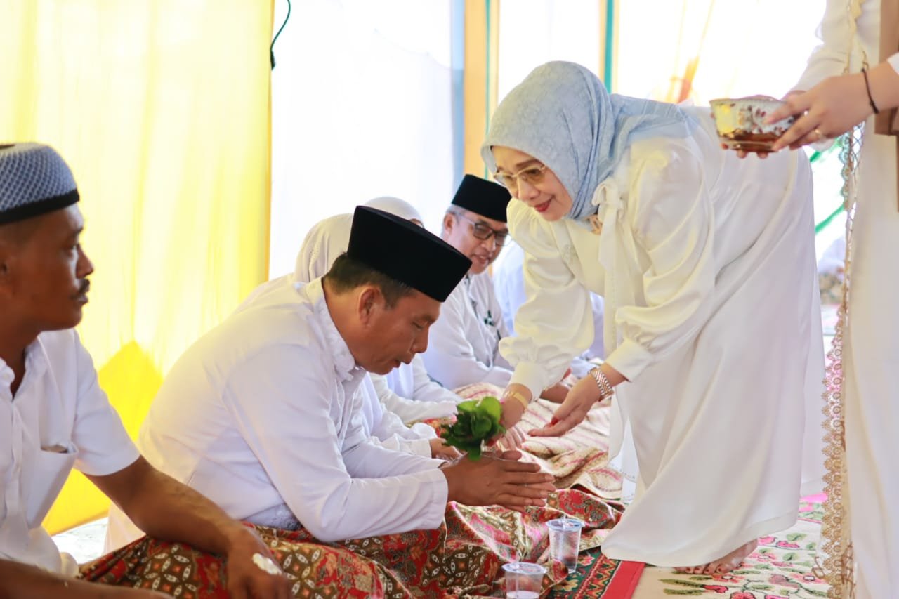 Plt. Bupati Labuhanbatu Berikan Tepung Tawar Untuk Calon Jamaah Haji