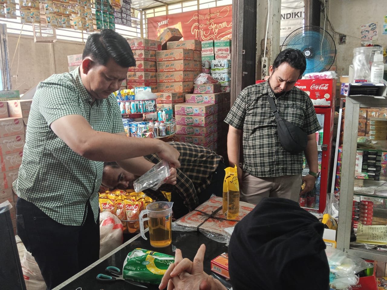 Satreskrim Polres Aceh Tenggara Cek Ketersediaan dan Harga Minyak Kita di Kota Cane