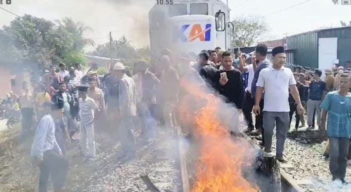 Ratusan Warga Memblokir Lintasan Kereta Api Usai Seorang IRT Tewas Ditabrak