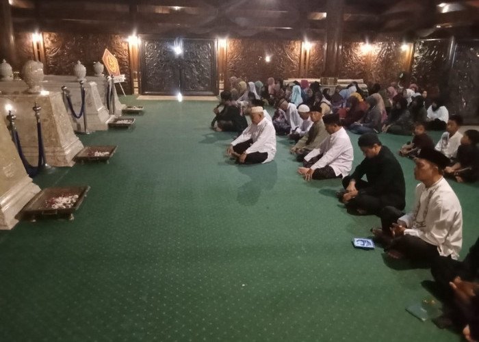 Malam Menjelang Pelantikan Prabowo-Gibran Ratusan Pecinta Mantan Presiden H.M Soeharto Mengadakan Doa Bersama