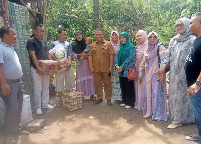 Kepala Desa Cemplang Didampingi Ketua LPM dan PKK Sambangi Warga Kurang Mampu