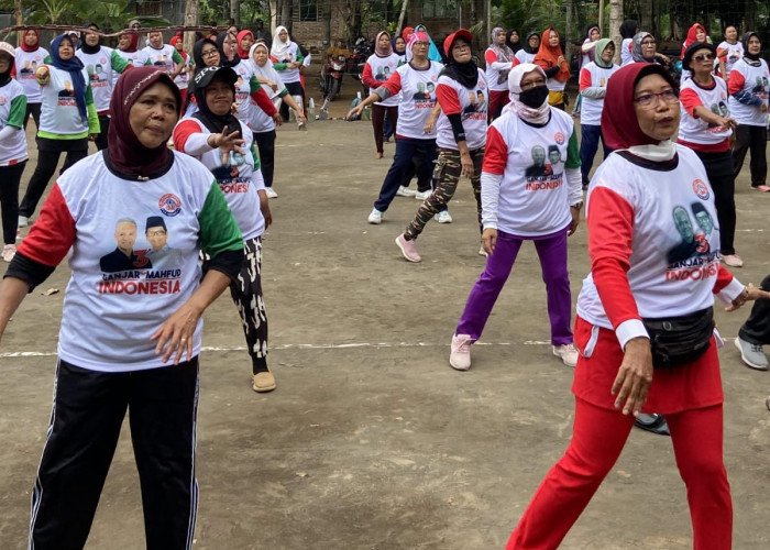 Di Kampung Halaman Ganjar Purworejo JARITANGAN Senam Bergerak Bersama Emak-emak