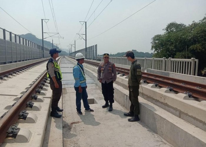 Personel Polda Jabar Tak Kenal Lelah Beri Himbauan Kepada Warga Yang Bermukim Sekitar Jalur Kereta Cepat