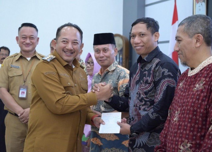 Pemerintah Karanganyar Salurkan Dana Hibah dan Gelar Diklat Kompetensi Pengurus Koperasi untuk Perkuat Ekonomi