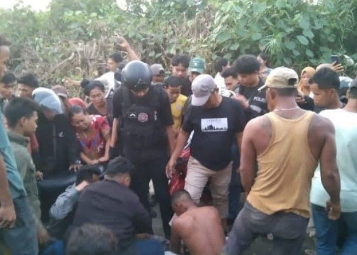 Diduga Kawanan Perampok, Mobil Terperosok ke Lubang Usai Dikejar Warga Setelah Menabrak Pengendara Lain