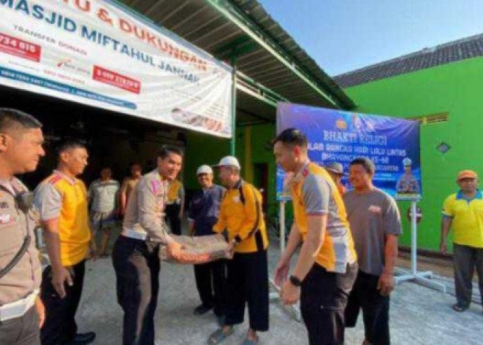 Satlantas Polres Karanganyar Bagikan 250 Paket Sembako Pada Orang yang Membutuhkan 