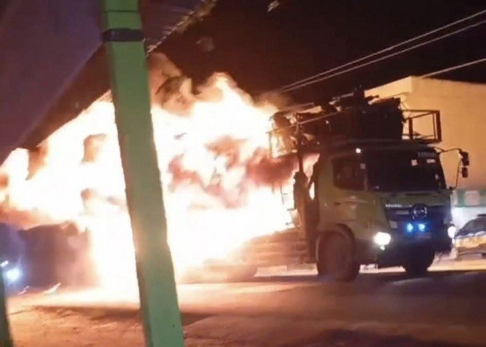 Sebuah Truck Bermuatan Sepeda Motor di Jalinsum Sumut Hangus Terbakar