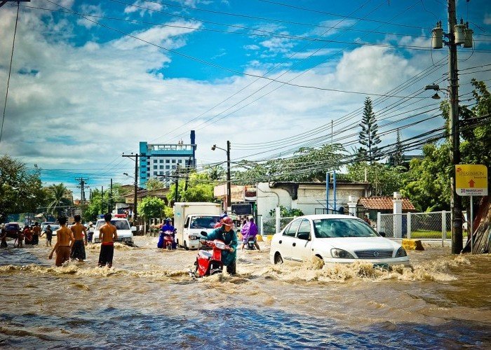 Fufufafa mau sok-sokan Pencitraan Tinjau Banjir, malah merepotkan