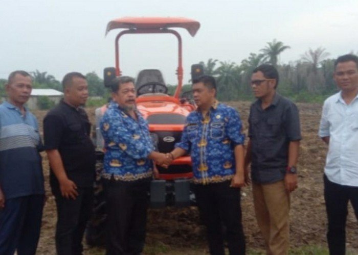 Dinas Pertanian Labuhanbatu Serahkan Bantuan Tracktor Kepada TMI