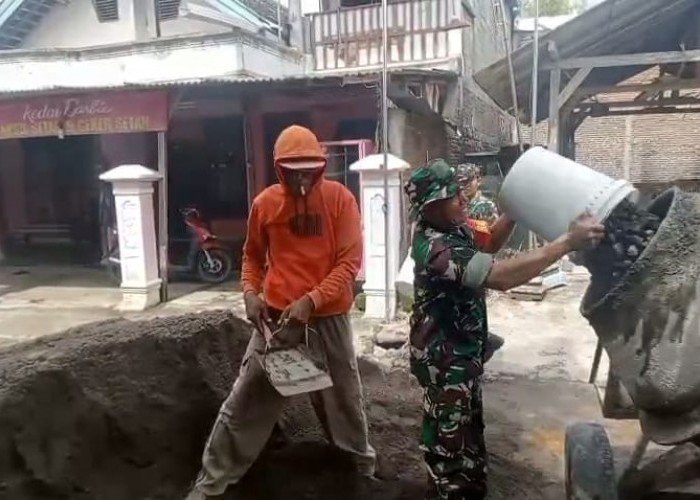 Babinsa Tak Sekedar Jaga Keamanan, Juga Turun Tangan Cor Jalan