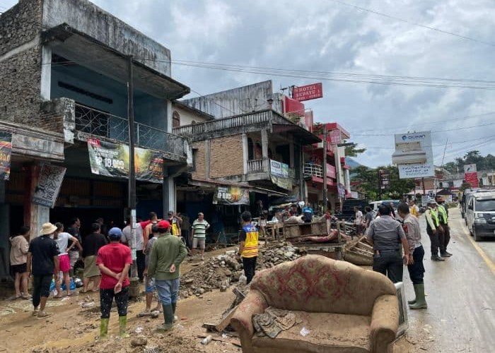 Banjir Bandang di Parapat, Polres Simalungun dan Pemkab Evakuasi Material Longsor