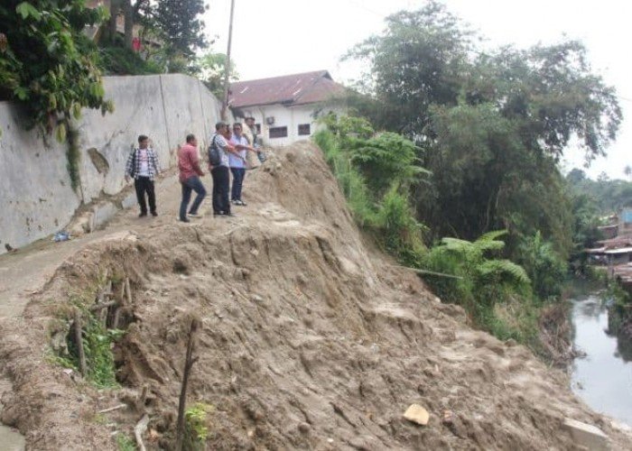 Tembok Penahan Ambruk di Sigulang-Gulang, Diperbaiki Setelah Lebaran