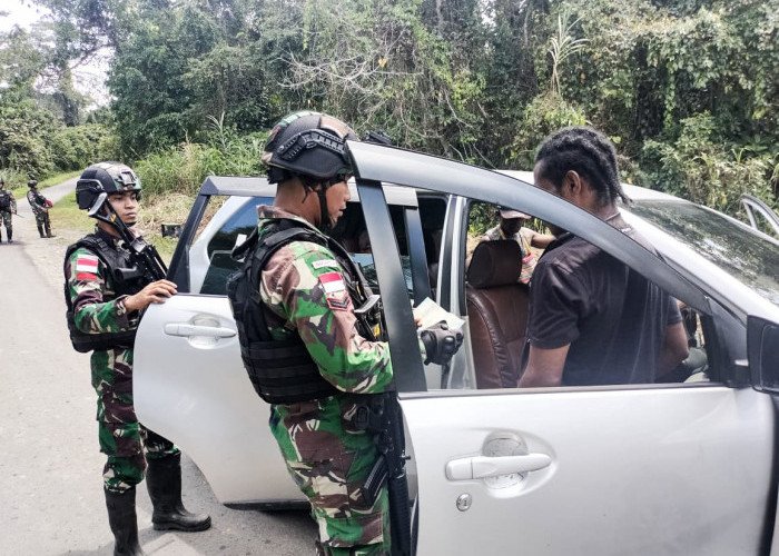 Jaga Stabilitas Keamanan di Perbatasan Papua Satgas Yonif 122/TS Pos Kalilapar Gelar Pemeriksaan Sepanjang Jal