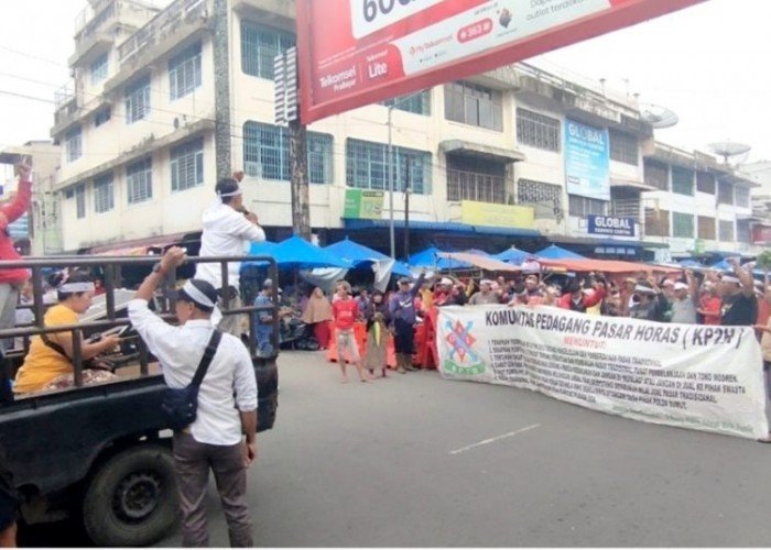 Para Pedagang Gedung IV Pasar Horas Siantar Unjuk Rasa
