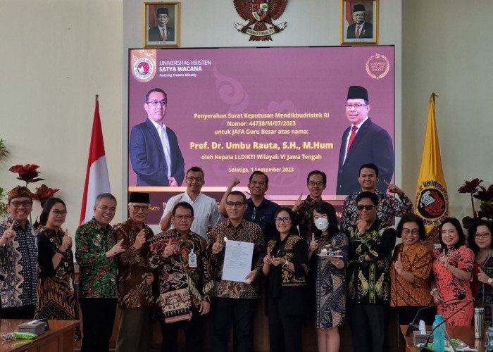 Umbu Rauta Terima SK Mendikbudristek sebagai Guru Besar UKSW Salatiga