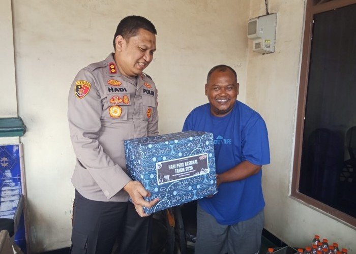 Dalam Rangka HPN, Kapolres Karanganyar Anjangsana ke Wartawan yang Sedang Menderita Sakit