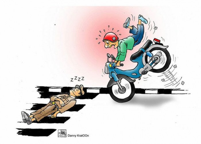 Bikin Kesal, Gegara Poldur  di Jl KH Abdul Hamid Motor Nyungsep Jungkir Balik