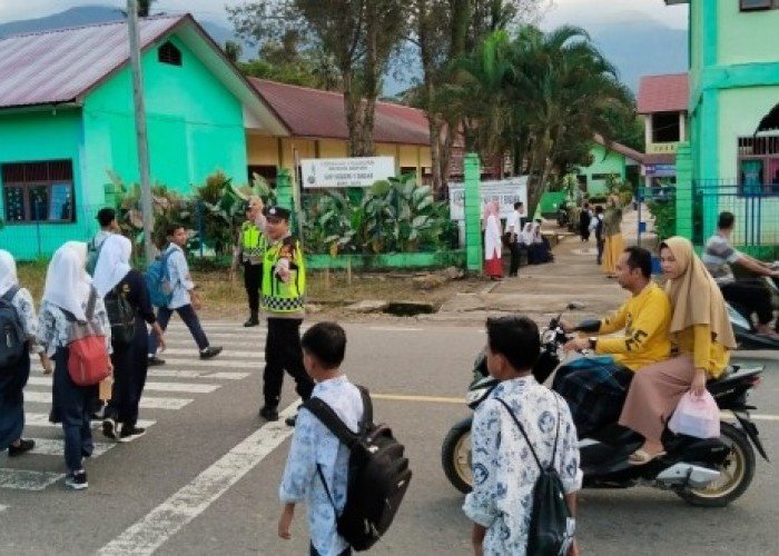Personel Polsek Badar Berikan Pengamanan Strong Point di Depan SMP N 1 Badar