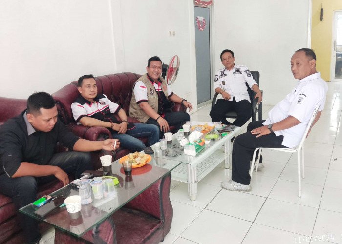 LSM GEMPUR Datangi Kantor Desa Kemiri, Kawal Realisasi Bantuan Untuk Awiti