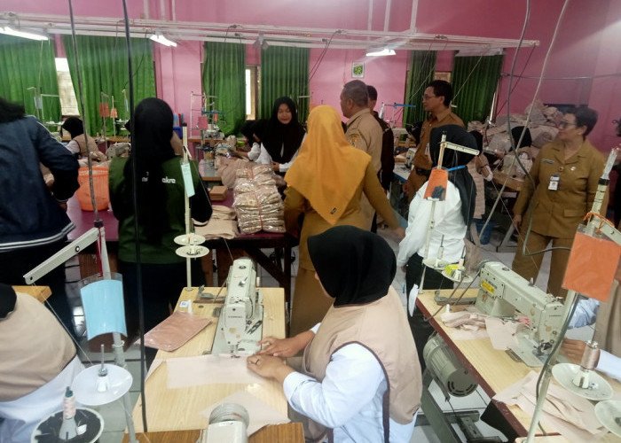 Ribuan Seragam Pengawas Pemilukada Dibuat Pelajar SMKN 1 Karanganyar