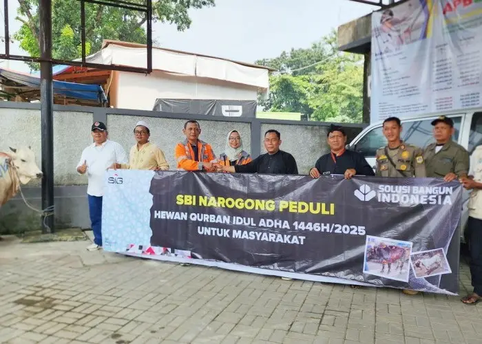 Solusi Bangun Indonesia Pabrik Narogong Berbagi 27 Hewan Kurban Jelang Iduladha 1446 H untuk Warga Sekitar