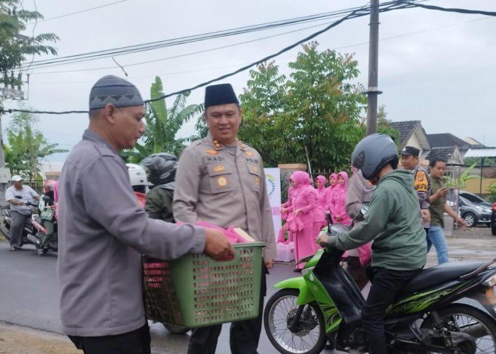 Polri Untuk Masyarakat, Kapolres Karanganyar Bagikan Takjil kepada Pengendara di Depan Mapolsek Jaten
