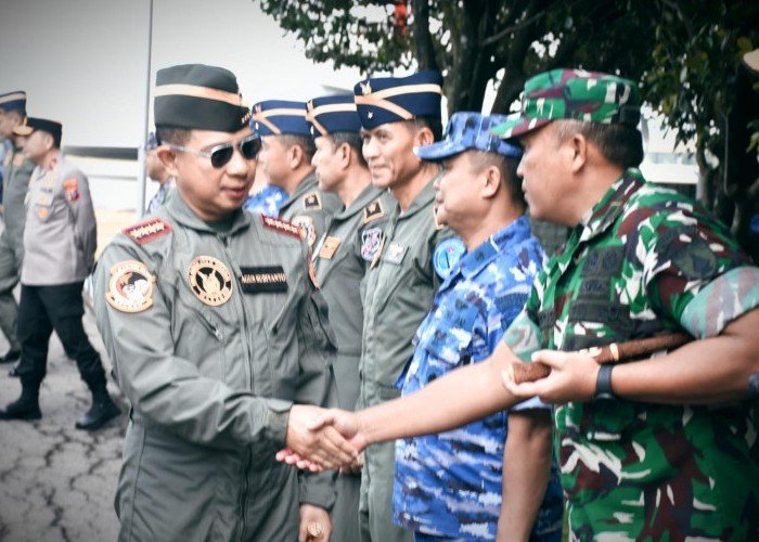 Danrem 081/DSJ Sambut Panglima TNI dan Kasad di Lanud Iswahjudi