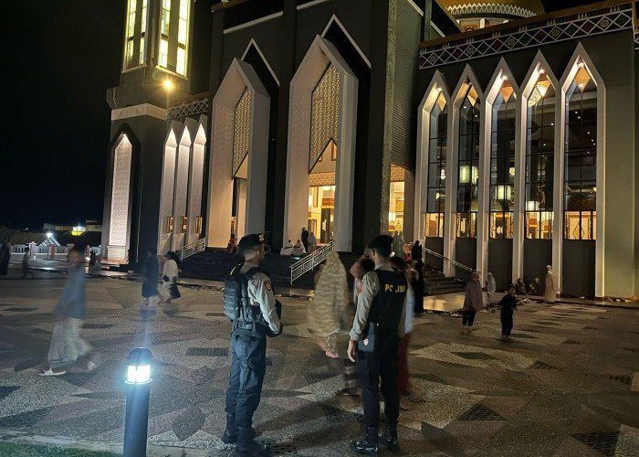 Sat Samapta Polres Aceh Tenggara Lakukan Pengamanan di Masjid Agung At-Taqwa Saat Salat Tarawih