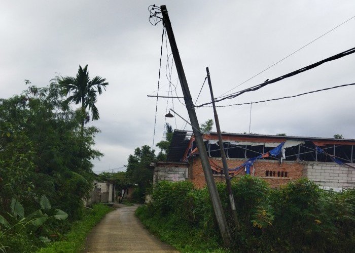 Tiang Listrik di Kampung Babakan Desa Situ Udik Membahayakan Warga