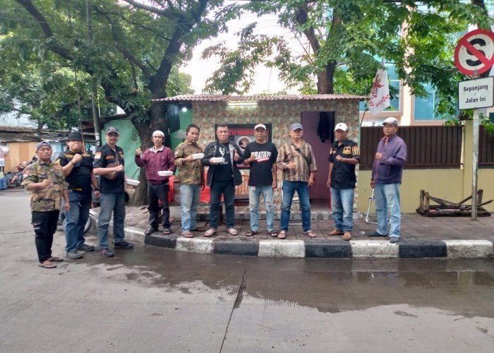 Ramadhan Penuh Berkah, GRIB Korwil 01 TIM 17 Tanjung Priok Bagi-bagi Nasi Bok Kepada Masyarakat