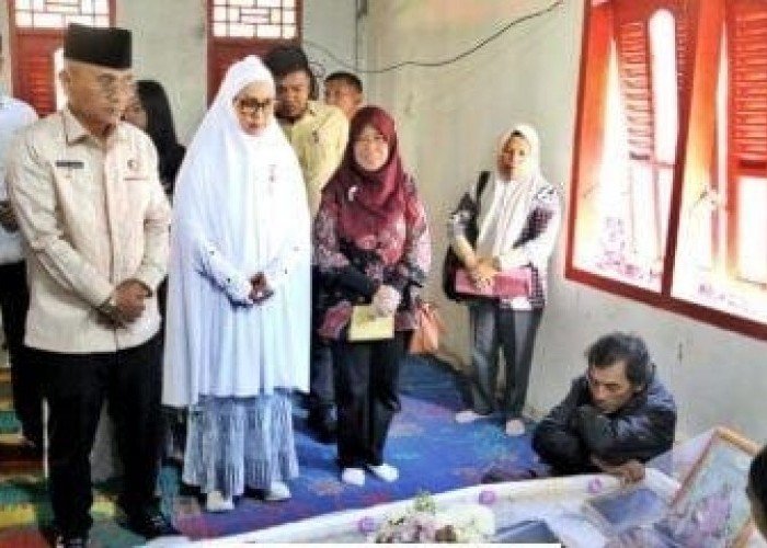 Bupati Simalungun Kunjungi Korban Lakalantas Bus ALS, Beri Santunan dan Akta Kematian