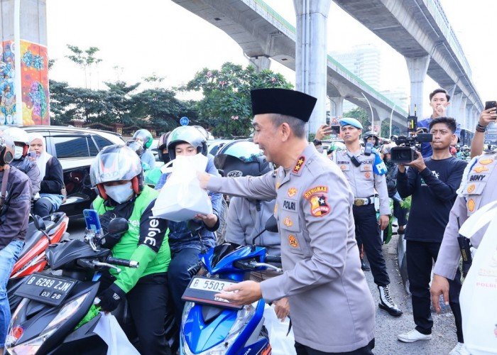 Polri dan Media Bersinergi Berbagi Takjil Serentak di Seluruh Indonesia