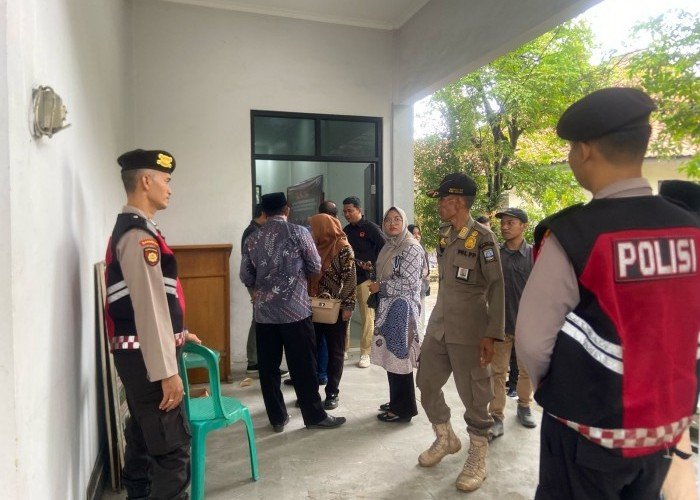 Personel Sat Samapta Polres Serang Amankan Rapat Pleno di Kecamatan Ciruas