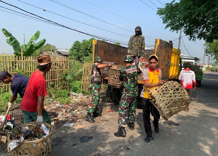 Koramil Kronjo Gelar Aksi Bersih Pasar Bersama Warga dan Polri