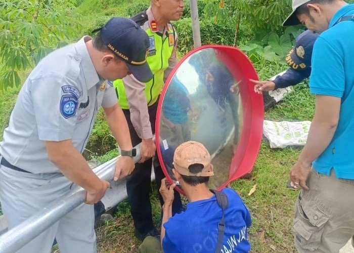 Satlantas Polres Karanganyar Antisipasi Kecelakaan  Pasang 10 Convex Mirror di Jalur Wisata Tawangmangu