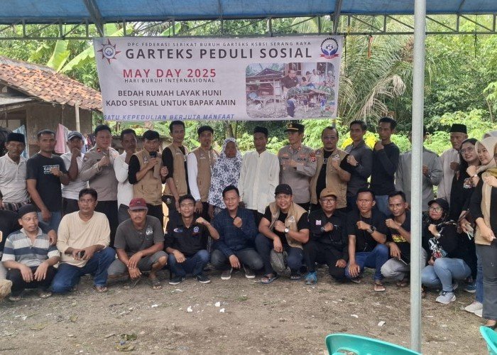 Kapolsek Cikande Bersama Ketua DPC Garteks KSBSI Serang Raya Lakukan Peletakan Batu Pertama Bedah Rumah Warga 